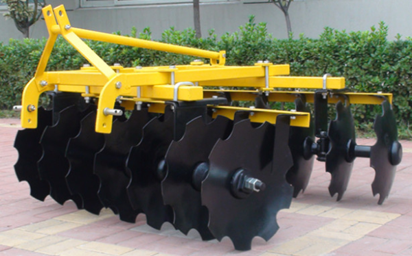 Mounted light duty disc harrow